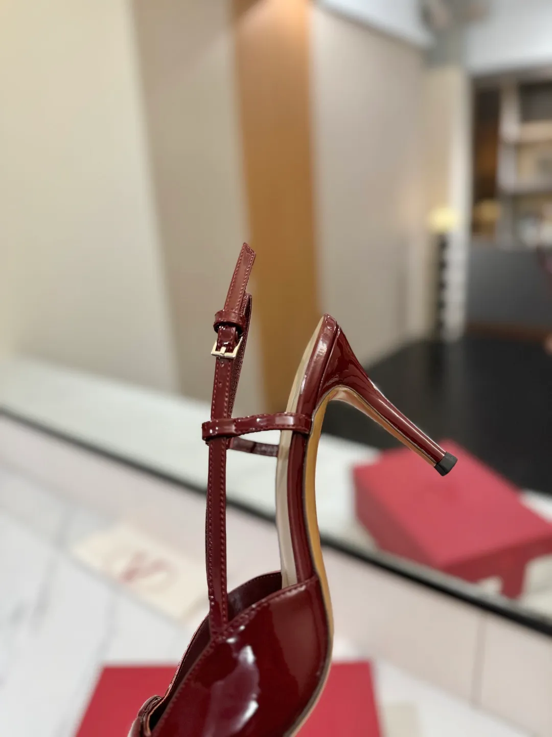 💕💕Factory direct selling price p520💕💕 Valentino launches a new series of sandals, sandals with pointed toe V-buckle sandals. The upper part of the foot is very pedicure-like. The key point is that it is very good and easy to control. It does not grind or tire your feet. It is a walking artifact! Metal VLOGO diamond buckle elements, full of high-end sense! It became sweet instantly.  The avant-garde VLOGO SIGNATURE shoe series interprets VALENTINO GARAVANI's candid attitude. Valentino Garavani V logo back hollow sandals with VLogo Signature decoration, platinum tone VLogo Signature decoration! Upper: imported patent leather Lining: imported goatskin Outsole: Italian leather outsole Heel height: 8cm Size: 35-39 (34-40-41-42 customized size)